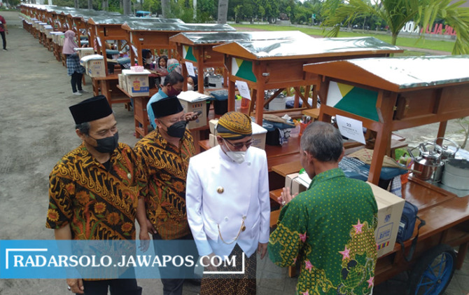 PEMBERDAYAN MASYARAKAT: Penyerahan bantuan gerobak angkringan dari Baznas Boyolali Maret lalu. (RAGIL LISTIYO/RADAR SOLO)