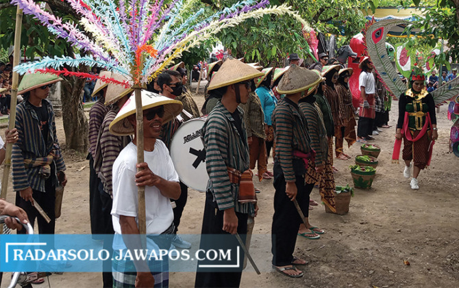 CIKAL BAKAL: Pembukaan Pranan Jambu Festival di halaman rumah salah seorang warga Dusun Menggah, Desa Pranan Minggu (9/4). Di sini lokasi pertama tumbuhnya jambu khas Desa Pranan. (IWAN KAWUL/RADAR SOLO)