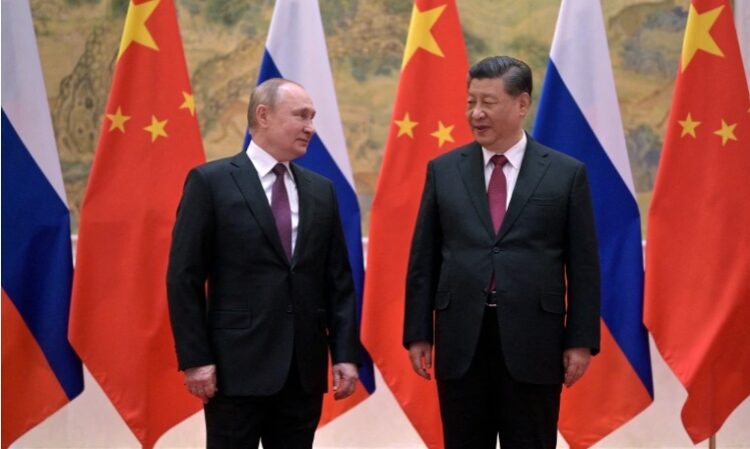 Foto dokumen Presiden Rusian Vladimir Putin dan Presiden Tiongkok Xi Jinping. (Reuters)