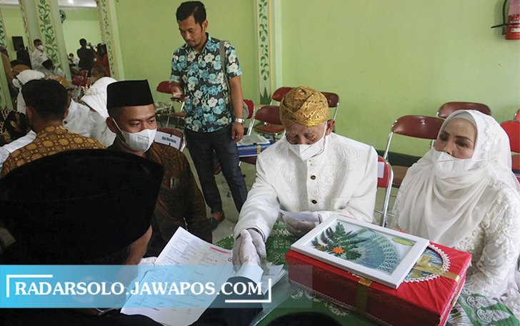 SAH : Ranto Wardoyo dan Wartini ikrarkan ijab kabul di aula Masjid Raya Klaten kemarin. (ANGGA PURENDA/RADAR SOLO)