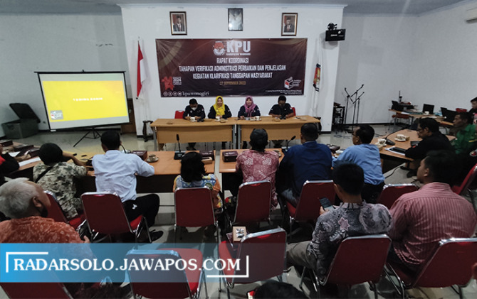 BIAR KLIR: Rapat koordinasi tahapan verifikasi administrasi, perbaikan, dan penjelasan kegiatan tanggapan masyarakat di KPU Wonogiri, Selasa (27/9). (IWAN ADI LUHUNG/RADAR SOLO)