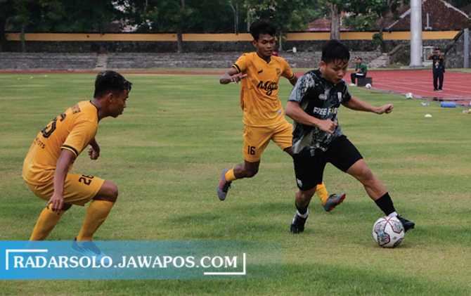 TETAP FIGHT : Gelandang Persis Solo Rezam Baskoro (kanan) saat dimainkan dalam laga uji coba melawan AC Majapahit di Stadion Sriwedari, Jumat (30/9). (M. IHSAN/RADAR SOLO)