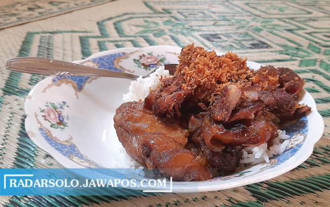 RASANYA NENDANG: Nasi dengan lauk koyor dan mulut sapi, kemudian diguyur sambal tumpang hingga terik tahu khas Mbok Semi, Ampel, Boyolali. (RAGIL LISTIYO/RADAR SOLO)