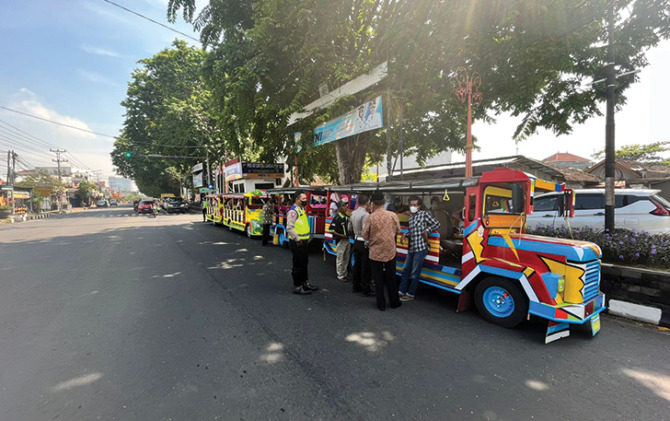 DEMI KESELAMATAN: Petugas Satlantas Polres Sukoharjo menghentikan sepur kelinci asal Klaten dengan tujuan Wonogiri, Senin (12/9). Polisi meminta sepur kelinci putar balik dan tidak melaju di jalan raya di Sukoharjo. (SATLANTAS POLRES SUKOHARJO FOR RASO)