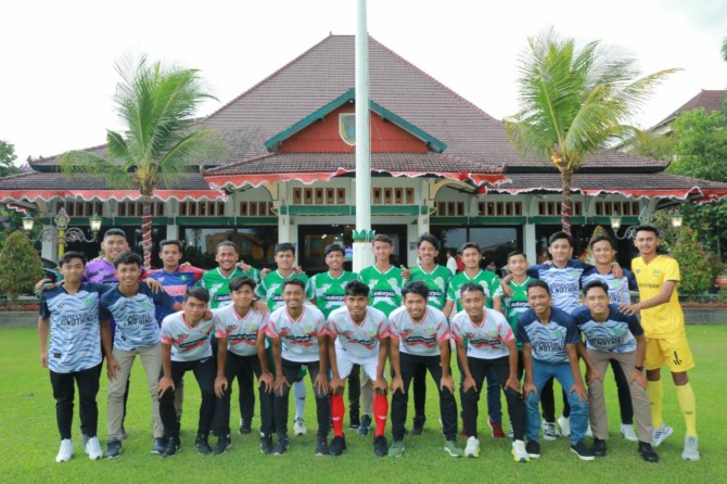 Skuad Pemain PSIK Klaten saat diperkenalkan di Pendapa Pemkab Klaten. (DOKUMENTASI BAGIAN PROKOPIM SETDA KLATEN FOR RADAR SOLO)