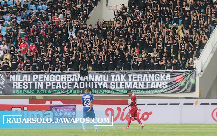 RESPECT: Spanduk yang dibentangkan Garis Keras Sambernyawa dalam laga Persis Solo kontra PSIS Semarang di Stadion Manahan, Sabtu (3/9). Spanduk ini didedikasikan suporter PSS Sleman. (M. IHSAN/RADAR SOLO)