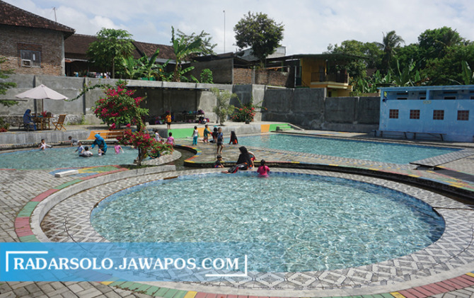 SEGAR: Sejumlah wisatawan ada di Kawasan Taman Air Kusuma Jala Tirta, Desa Jambeyan, Kecamatan Karanganom, Klaten. (ANGGA PURENDA/RADAR SOLO)