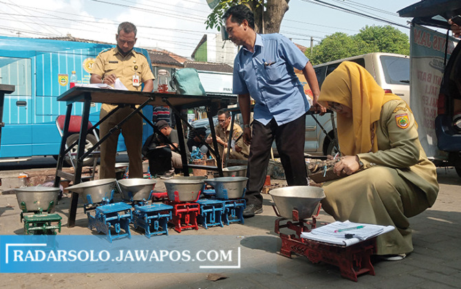 RESMI: Tera ulang timbangan oleh Disdagkop UKM Sukoharjo melalui Unit Pelaksana Teknis Daerah (UPTD) Metrologi Juli lalu. (IWAN KAWUL/RADAR SOLO)