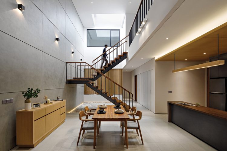 SIRKULASI LANCAR: Void mengalirkan udara dan cahaya matahari ke seluruh ruangan. (SPOA ARCHITECTURE FOR JAWA POS)