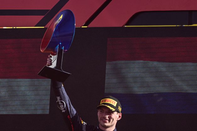 Max Verstappen merayakan kemenangan di GP Italia di atas podium Sirkuit Monza (11/9). (Miguel MEDINA / AFP)
