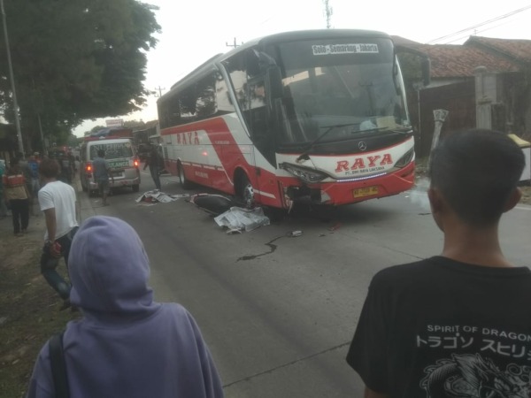 NAHAS: Kecelakaan lalu lintas melibatkan sepeda motor dengan bus PO Raya di jalan raya Solo-Purwodadi di Desa Banaran, Rabu (14/9). Atas peristiwa itu pasutri yang merupakan pengendara sepeda motor tewas di tempat kejadian. (AHMAD KHAIRUDIN/RADAR SOLO)