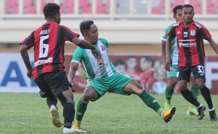 Gelandang Deltras Sidoarjo Rendi Irwan dikepung dua pemain Persipura Jayapura di Stadion Lukas Enembe, Jayapura. (Tim Media Deltras)