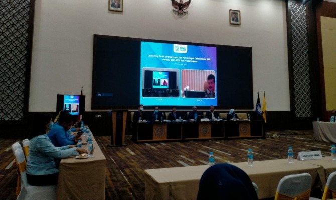 MANDIRI: Ketua MWA UNS Hadi Tjahjanto membeberkan persiapan Pilrek UNS secara daring dari Kantor Kementerian Agraria dan Tata Ruang Jakarta kemarin. (SEPTIAN REFVINDA/RADAR SOLO)