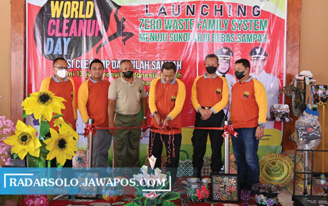 SEREMONIAL: Sekda Sukoharjo Widodo meluncurkan Gerakan Zero Waste Family System Menuju Sukoharjo Bebas Sampah di pendapa kantor Kecamatan Gatak, Jumat (23/9). (IWAN KAWUL/RADAR SOLO)