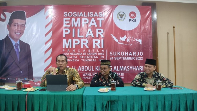 NASIONALISME: Wakil Ketua Komisi I DPR RI Abdul Kharis Almasyhari (kiri) Sosialisasi 4 Pilar Kebangsaan di Sukoharjo, Sabtu (24/9). (TIM ABDUL KHARIS ALMASYHARI FOR RASO)