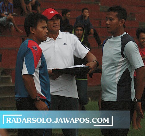 LEGENDA: Agung Setyobudi (kiri) saat jadi asisten pelatih Persis Solo di Divisi Utama 2014. (DOK. NIKKO AUGLANDY/RADAR SOLO)
