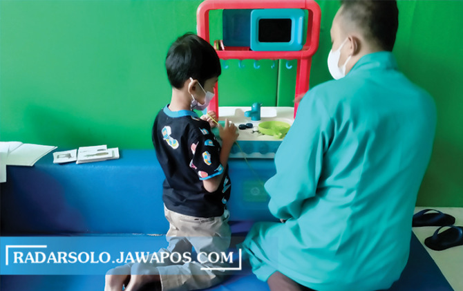BIMBINGAN KHUSUS: ABK mengikuti pembelajaran di salah satu SLB di Kota Surakarta, belum lama ini. Harus ada asesmen khusus sebelum ABK masuk sekolah formal. (SEPTIAN REVINDA/RADAR SOLO)