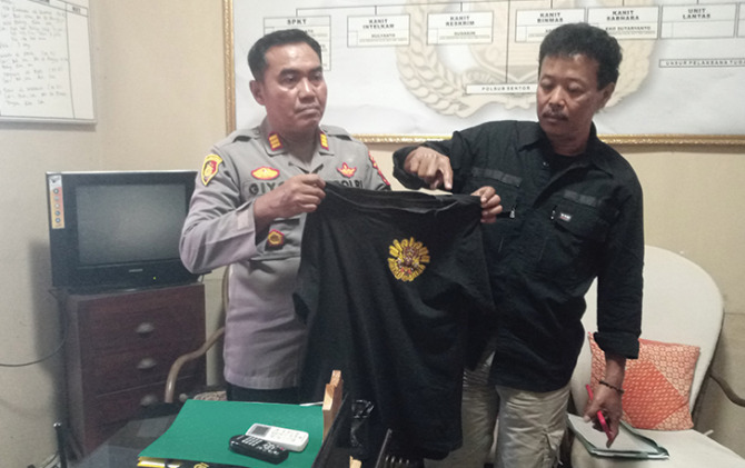 Kapolsek Gatak AKP Tugiyo menunjukkan barang bukti kaos korban yang sobek di Polsek Gatak, Rabu (28/9). (IWAN KAWUL/RADAR SOLO)