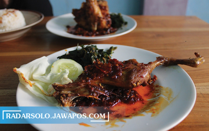 LAYAK DICOBA: Bebek mercon yang dijajakan di warung Titi Mercon, Balong, Jenawi, Karanganyar. (FITRI SIYAMI/RADAR SOLO)