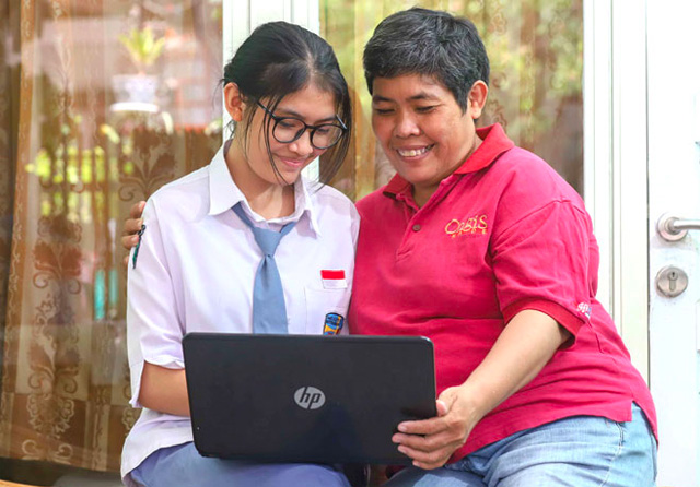 TIDAK MEMAKSA: Sesilia Ugeroka dan putrinya, Maria Regina. Sesilia memberikan keleluasaan kepada ketiga putrinya untuk memilih jurusan di sekolah maupun cita-cita mereka. (Allex Qomarulla/Jawa Pos)