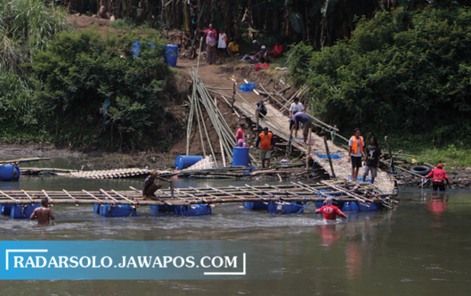 TAK BISA DILINTASI: Jembatan darurat penghubung Kampung Ngepung, Sangkrak, Pasar Kliwon dengan Desa Gadingan, Mojolaban, Sukoharjo putus diterjang sampah bambu dan kayu Kamis malam (29/9). (M. IHSAN/RADAR SOLO)