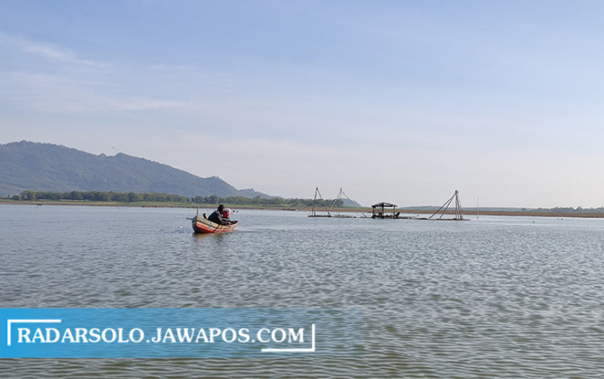 TAK SISAKAN IKAN: Nelayan mencari ikan di sekitar branjang apung Kalimati, Betal Lama, Kecamatan Nguntoronadi Sabtu (17/9) lalu. (IWAN ADI LUHUNG/RADAR SOLO)