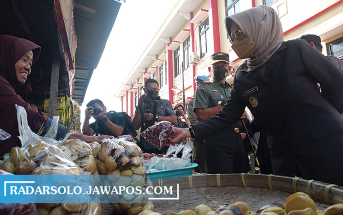 DIBORONG: Bupati Sukoharjo Etik Suryani membeli jengkol di Pasar Tawangsari dalam inspeksi mendadak, Kamis (15/9). (IWAN KAWUL/RADAR SOLO)