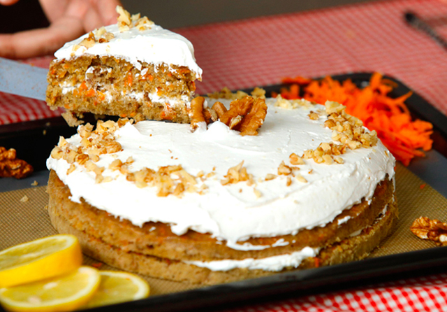 LEZAT DAN SEHAT: Tampilan carrot cake bikinan Citra Rayi Mustikha yang menggugah selera. Kue wortel ini juga bisa dijadikan alternatif menu untuk anak-anak yang kurang suka sayur. (Angger Bondan/Jawa Pos)