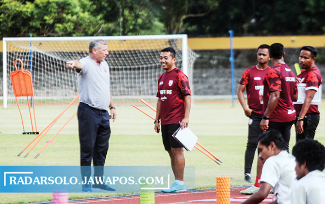 HANYA SEBULAN: Karteker Persis Solo Rasiman (kanan) berbincang dengan Direktur Teknik Persis Solo Misha Radovic di sela sesi latihan di Stadion Sriwedari, belum lama ini. (M. IHSAN/RADAR SOLO)