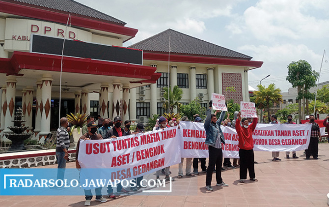 AKSI SIMPATIK: Warga Desa Gedangan, Kecamatan Grogol beri dukungan DPRD Sukoharjo menyelesaikan kasus hilangnya tanah kas Desa Gedangan, Kamis (29/9). (IWAN KAWUL/RADAR SOLO)