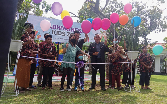 Prosesi potong pita Adhiwangsa Kids Zone, fasilitas outdoor playground di Adhiwangsa Hotel & Convention Solo.