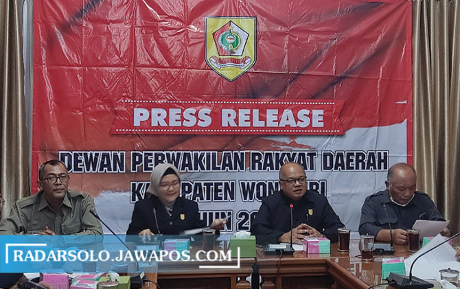 JUMPA PERS: Dari kiri, Ketua Komisi IV Catur Winarko, Wakil Ketua DPRD Siti Hardiyanti, Ketua DPRD Wonogiri Sriyono, dan Ketua Komisi I Bambang Sadriyanto di kantor DPRD Wonogiri, Senin (19/9). (IWAN ADI LUHUNG/RADAR SOLO)