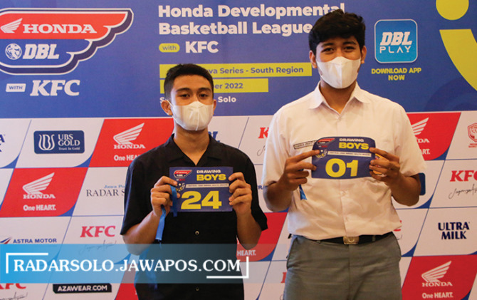 DAG DIG DUG: Perwakilan SMA Warga Surakarta (kiri) dan SMK Santo Mikael Surakarta mengambil undian dalam drawing Honda DBL with KFC 2022 Central Java Series-South Region di Hotel Margangsa, Selasa (17/9). (M. IHSAN/RADAR SOLO)