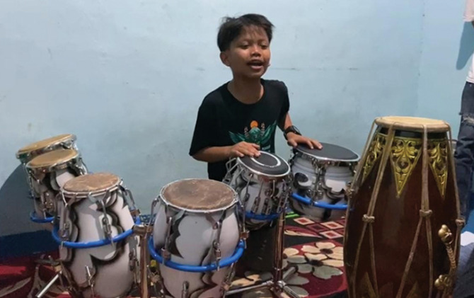 Penyanyi cilik Farel Prayoga antusias memainkan gendang hadiah dari Gubernur Jateng Ganjar Pranowo.