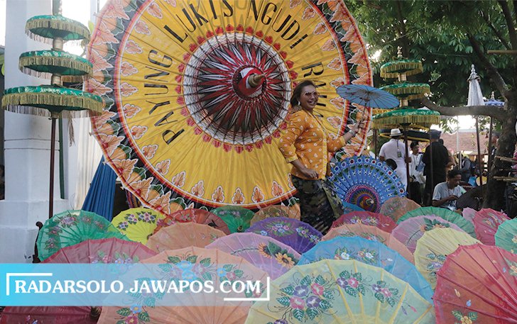 SEDOT PERHATIAN: Payung dengan aneka ragam lukisan dipamerkan di Pura Mangkunegaran, Jumat (2/9). Event ini diklaim masih ketagori event skala besar Kemenparekraf tahun ini. (M. IHSAN/RADAR SOLO)