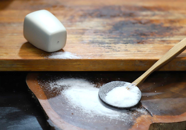 SECUKUPNYA: Asupan garam per hari tidak hanya yang ada dalam masakan rumah, tapi juga jajanan plus camilan. (Allex Qomarulla/Jawa Pos)