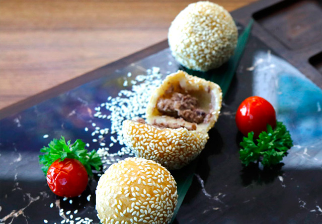 ISIAN IKAN ASAP: Gembili pe endok bajul kreasi Executive Chef Ibis Styles Surabaya Jemursari Sarto bersama Cous Chef Niar. (Puguh Sujiatmiko/Jawa Pos)
