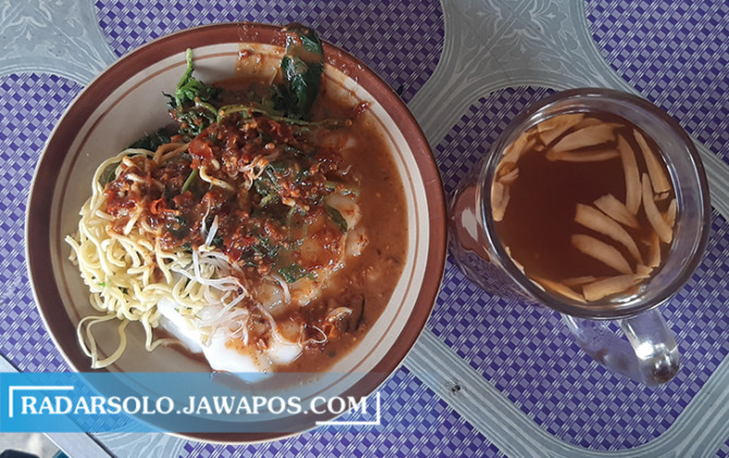 UNIK: Gendar pecel Mbok Samini satu ini punya cita rasa khas, yakni disajikan dengan jenang sumsum dan mi goreng. (RAGIL LISTIYO/RADAR SOLO)