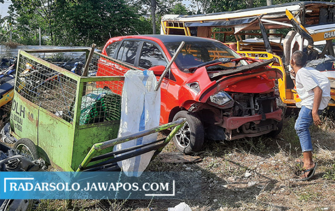 RINGSEK: kondisi gerobak dan mobil yang diamankan di Mako Satlantas Polres Boyolali, Kamis (15/9). (RAGIL LISTIYO/RADAR SOLO)