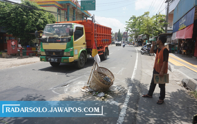 MEMBAHAYAKAN: Gorong-gorong di ruas Jalan Ahmad Yani, Kecamatan Wedi ambrol akibat sering dilintasi truk bermuatan tanah urug. (ANGGA PURENDA/RADAR SOLO)