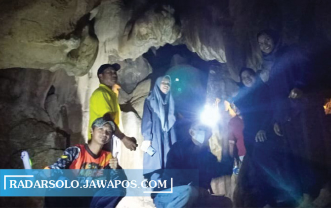 PERUT BUMI: Wisatawan berpose di dalam Gua Kunci, Jenawi, Karanganyar. Gua ini relatif lebih luas dibanding dua gua lainnya. (FITRI SIYAMI/RADAR SOLO)