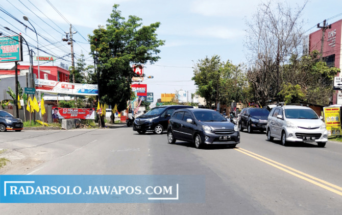 AKSES VITAL: Arus lalu lintas di Jalan Adi Sucipto Simpang Tiga Lapangan Blulukan, Kecamatan Colomadu, Sabtu (17/9) siang. Pemkab Karanganyar berencana menggelar CFD di jalan ini. (RUDI HARTONO/RADAR SOLO)