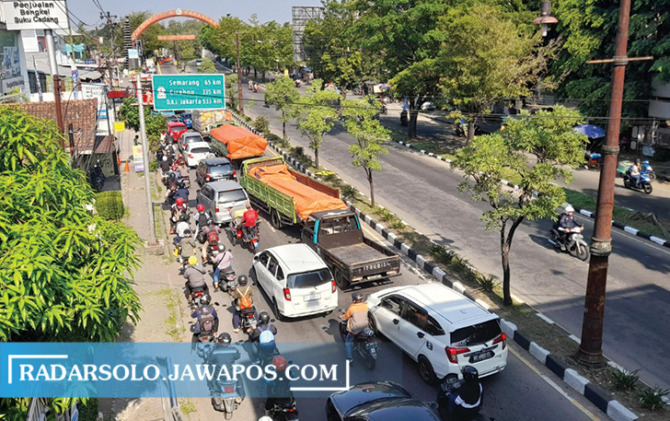 TUMPAH RUAH: Situasi kemacetan dari SPBU Palur hingga menuju Jembatan Jurug C, Senin (19/9) pagi. Hal ini terjadi lantaran proyek revitalisasi Jembatan Jurug B dimulai. (RUDI HARTONO/RADAR SOLO)