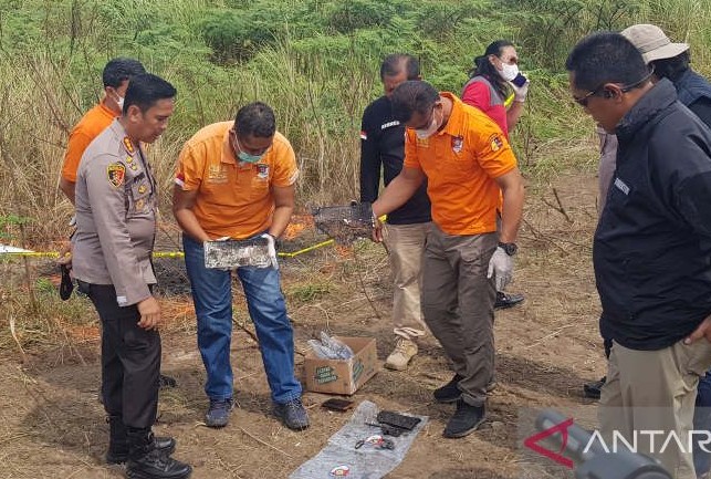 Polisi melakukan olah TKP di lokasi penemuan jasad PNS Bapenda Semarang yang terbakar di kawasan Marina Semarang, Jumat (9/9). (ANTARA/I.C. Senjaya)