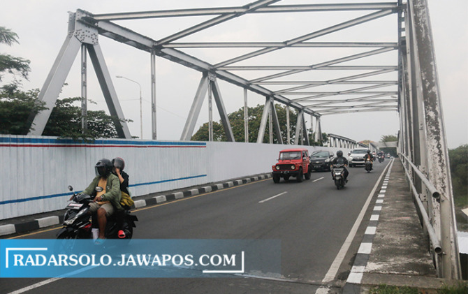 BERSIAP: Beberapa pengendara tengah melewati Jembatan Jurug, Kamis (8/9). Jembatan Jurug B yang biasa untuk kendaraan arah Solo ke Karanganyar akan segera dibangun ulang. (M. IHSAN/RADAR SOLO)