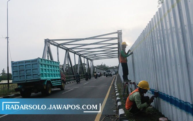 DIPASANGI PEMBATAS: Jembatan Jurug B akan direvitalisasi, lalu lintas sementara akan dialihkan. (M. IHSAN/RADAR SOLO)