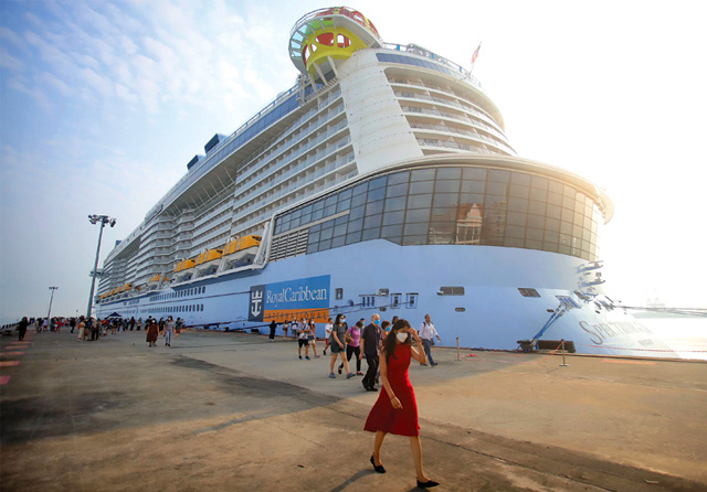 PENGALAMAN LENGKAP: Saat kapal Spectrum of the Seas Royal Caribbean sandar di Port Klang serta Penang, penumpang bisa turun dan mengeksplorasi destinasi wisata di darat. (Hanung Hambara/Jawa Pos)