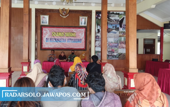 BUTUH BANTUAN: Puluhan mantan karyawan PT WJL audiensi di Kantor Kecamatan Jatisrono, Kamis (22/9). (IWAN ADI LUHUNG/RADAR SOLO)