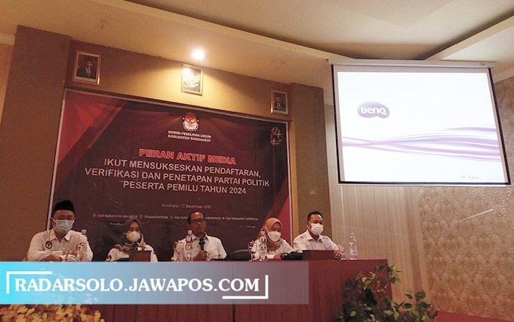 PAPARAN: Ketua KPU Sukoharjo Nurul Huda (tengah) hadiri media gathering, Senin (12/9). (IWAN KAWUL/RADAR SOLO)