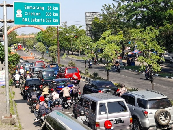 Kepadatan kendaraan dari arah Karanganyar menuju Jembatan Jurug, Senin (19/9/2022). (RUDI HARTONO/RADAR SOLO)